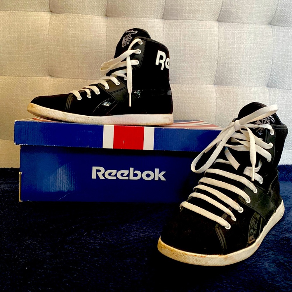 Size 8; Top Down Reeboks ⚪️⚫️